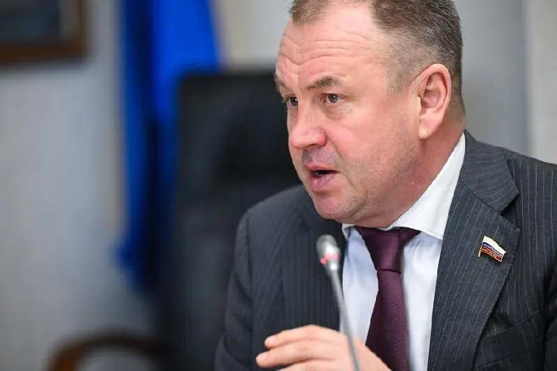 Депутат ЛДПР Станислав Наумов на конференции в Екатеринбурге предложил оставить за регионами право вводить дополнительные платежи для таксистов на иномарках. Ранее он выступал против жесткой локализации такси и предупреждал об уходе водителей в «серую зону».