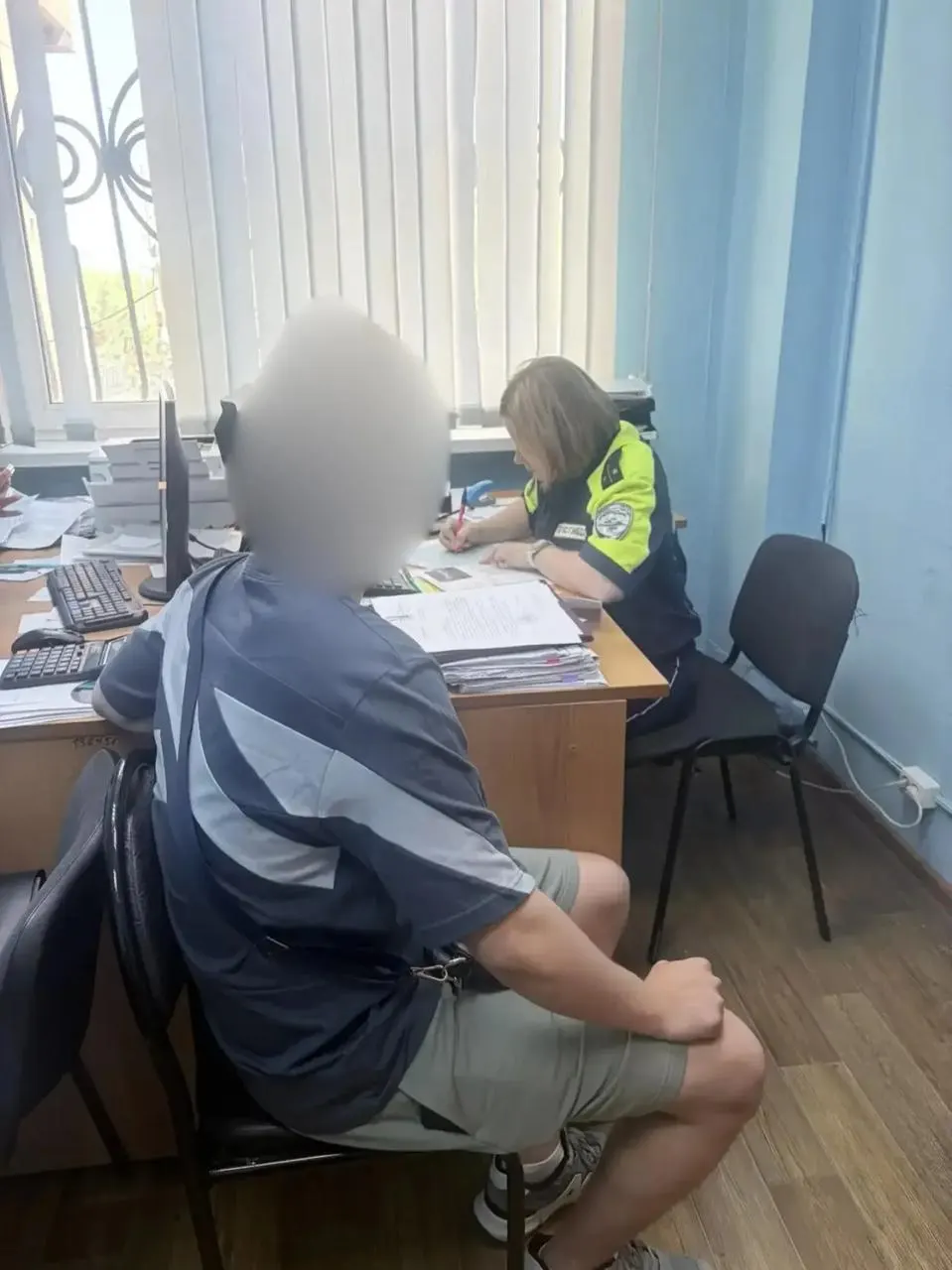 В Челябинске одного из участников шумного заезда задержали: 19-летний водитель легковушки оштрафован за перевозку пассажира вне салона. Остальных мотоциклистов ищут — им грозит штраф за движение по проспекту Ленина в запрещённое время.
