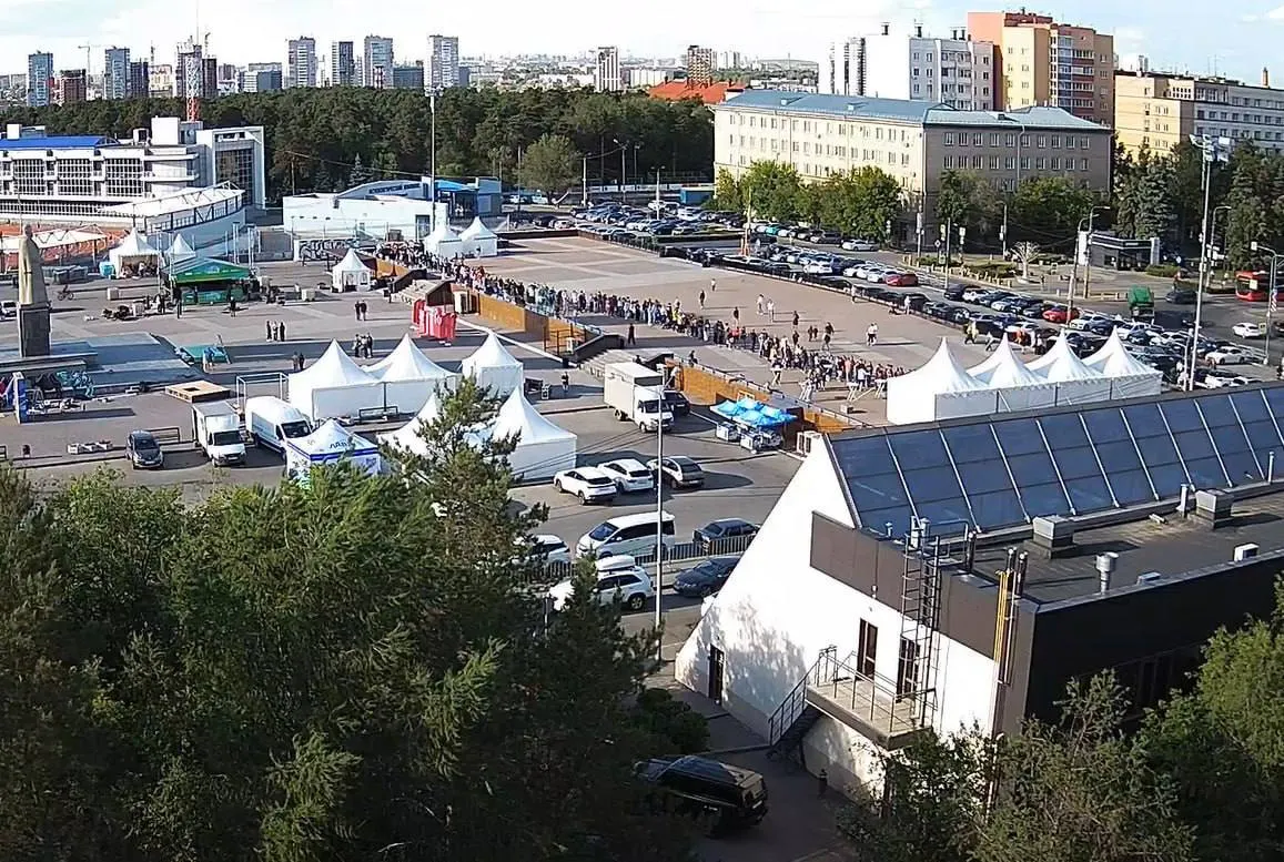 Несмотря на «ракетную опасность», челябинцы пришли получить стартовые пакеты и регистрационные материалы перед забегом.