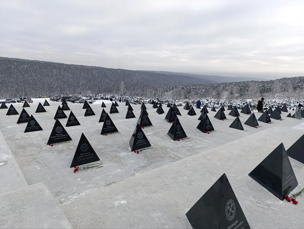 Иркутская ассоциация предупредила, что мемориальный комплекс на Александровском кладбище якобы является частной собственностью, и любые самовольные изменения могут расцениваться как вандализм с угрозой уголовного преследования.