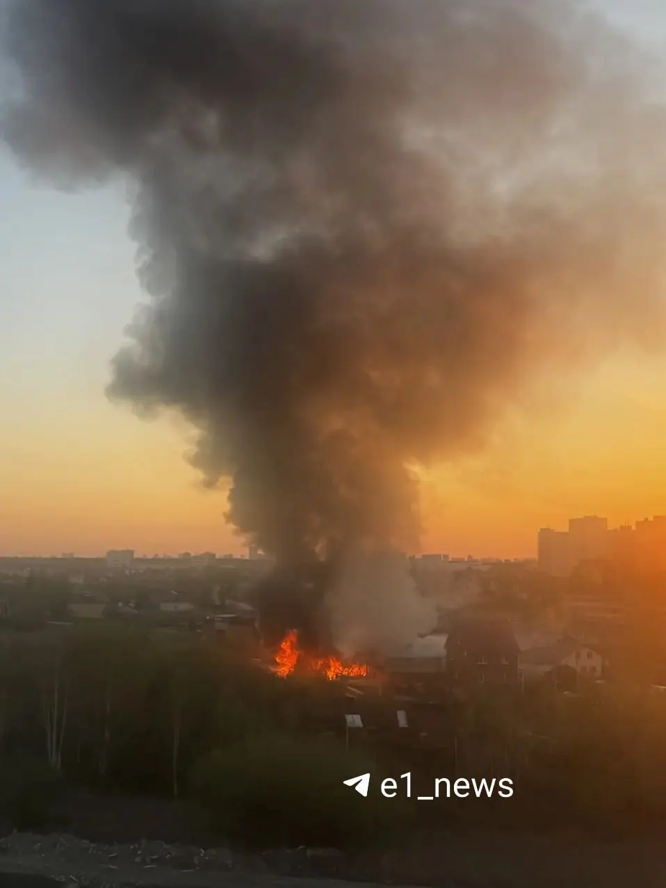 В районе Широкой Речки в Екатеринбурге загорелся участок рядом с многоквартирными домами на улице Суходольская. Очевидцы сообщают о возгорании, информацию уточняют спасатели.