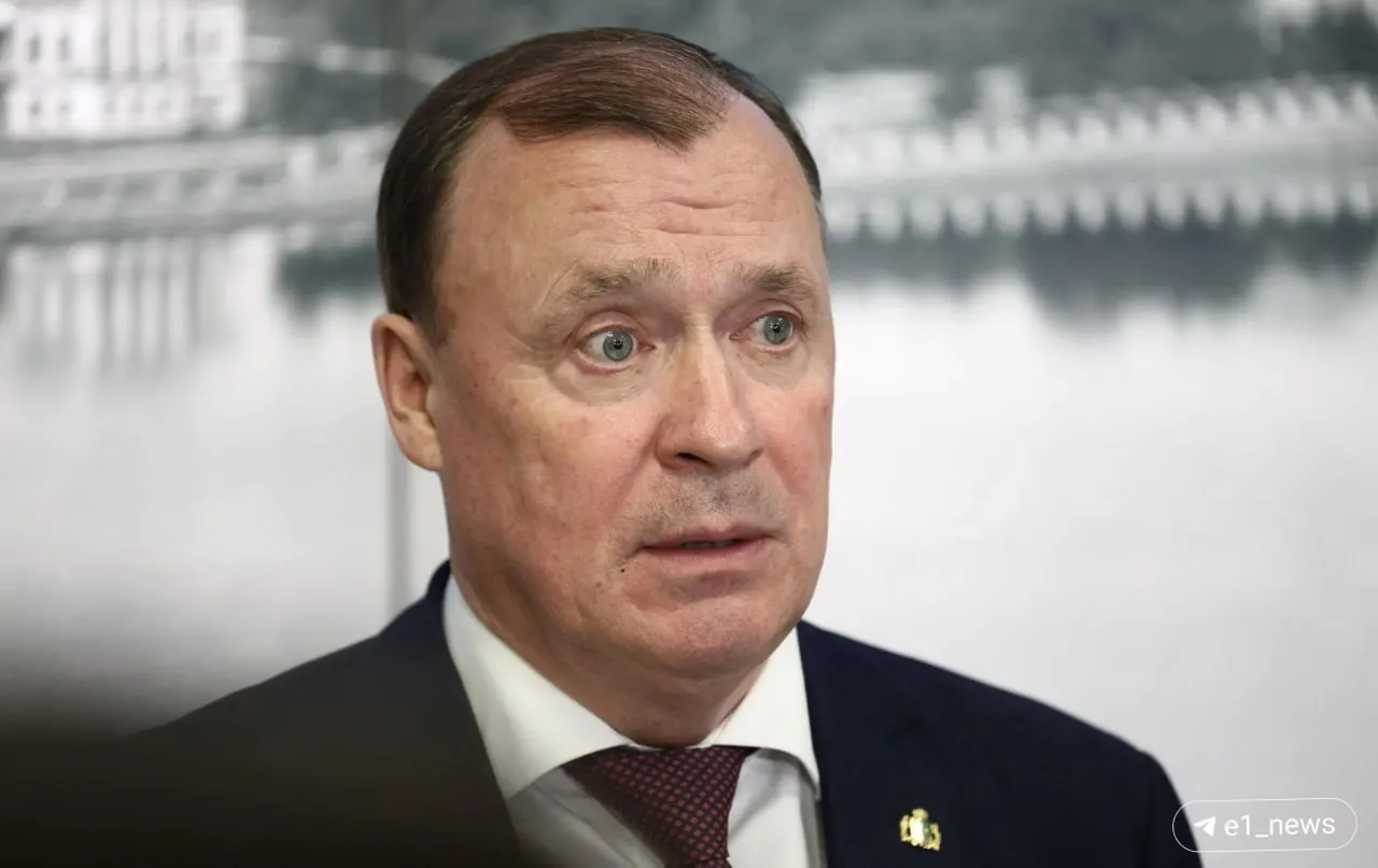 Алексей Орлов получил перелом ноги во время игры в волейбол на выходных. Он выполняет часть обязанностей удалённо, при этом городские службы работают в штатном режиме.