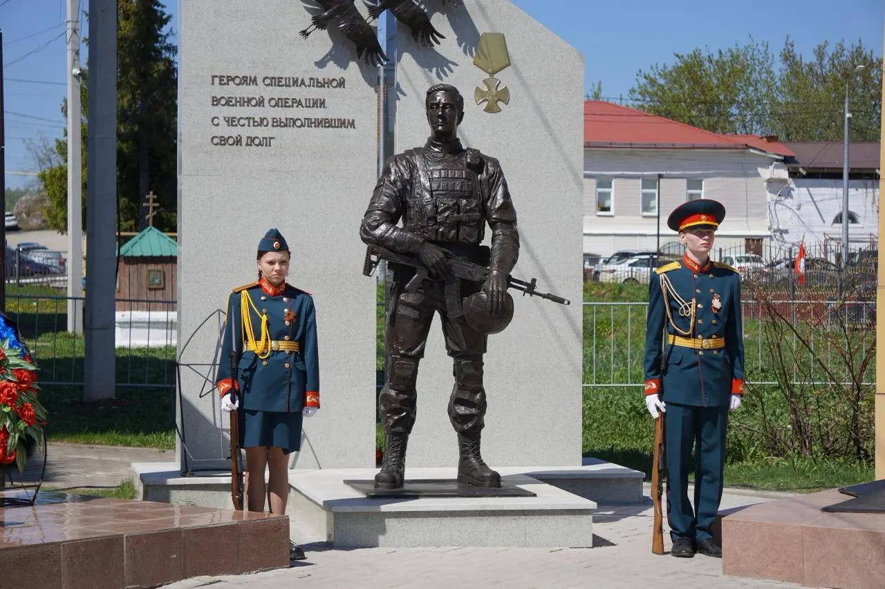На Аллее Памяти в Красноуфимске установили первый в городе мемориал в честь местных жителей, погибших во время специальной военной операции. В Екатеринбурге также планируют поставить похожий памятник — мэрия выбрала победителя конкурса эскизов.