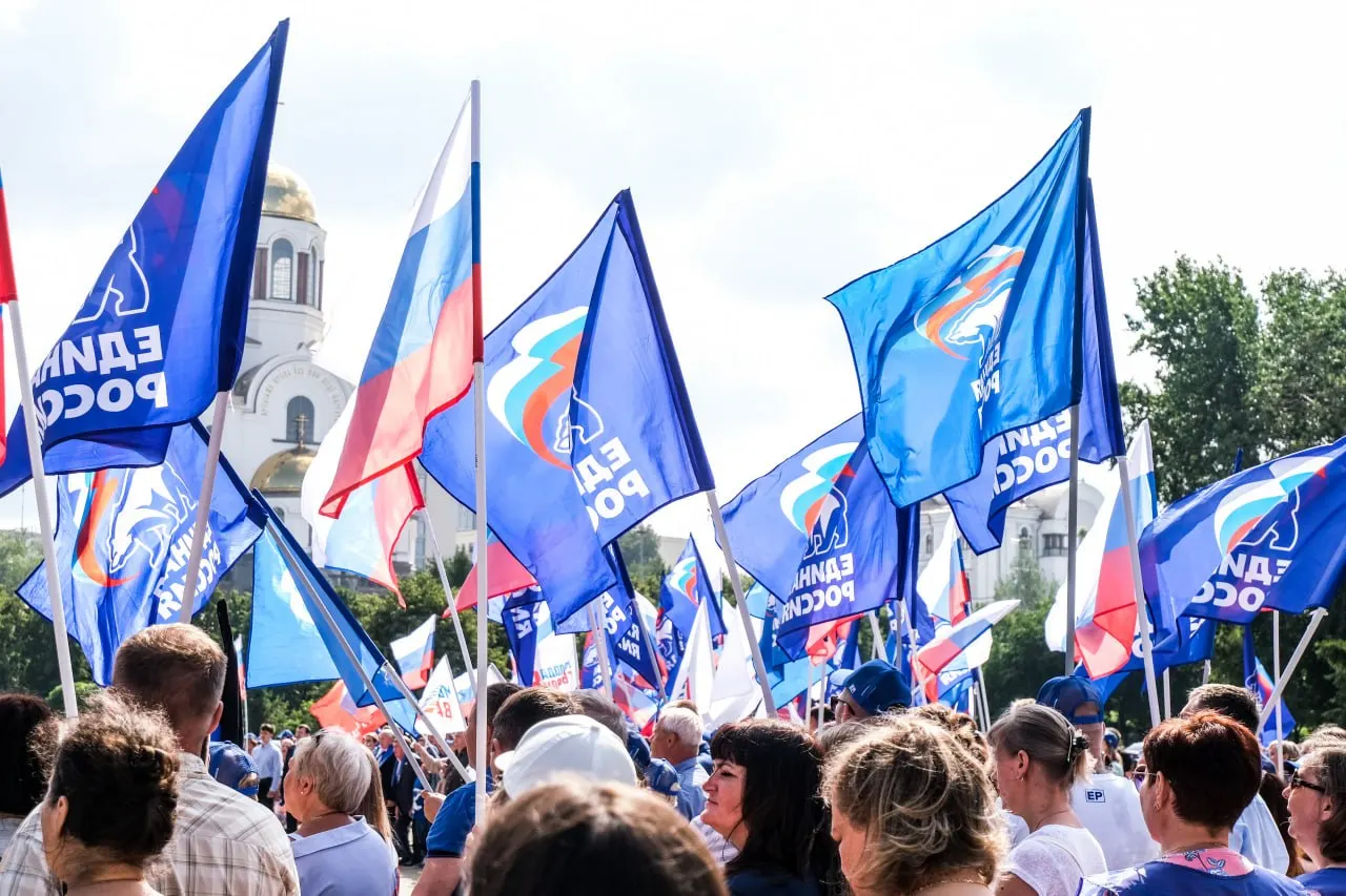 Политтехнологи подготовили десять вопросов и готовых ответов для региональных депутатов — среди тем: блокировки в интернете, тарифы ЖКХ и окончание СВО.