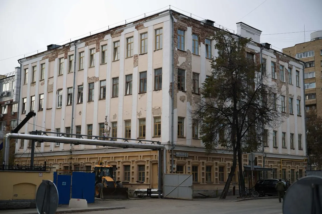 Минкульт организовал проверку ЕГТИ — комиссия встретится с коллективом и студентами, итоги обещают до 12 мая. Студенты требуют отставки ректора и жалуются на состояние зданий и дисциплинарные отчисления.