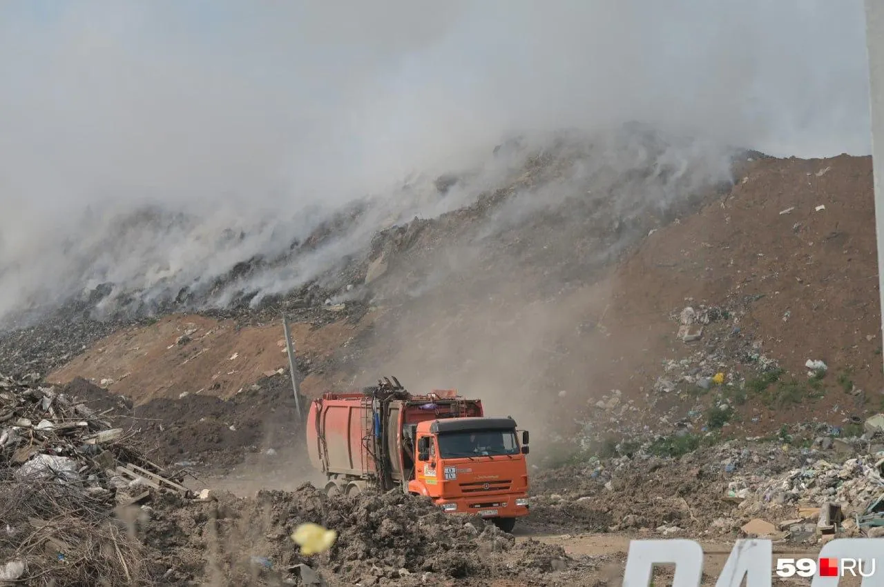 После пожара на полигоне в Кунгурском районе отходы продолжают тлеть: сильный запах, ухудшение самочувствия у местных и проблемы с вывозом мусора.