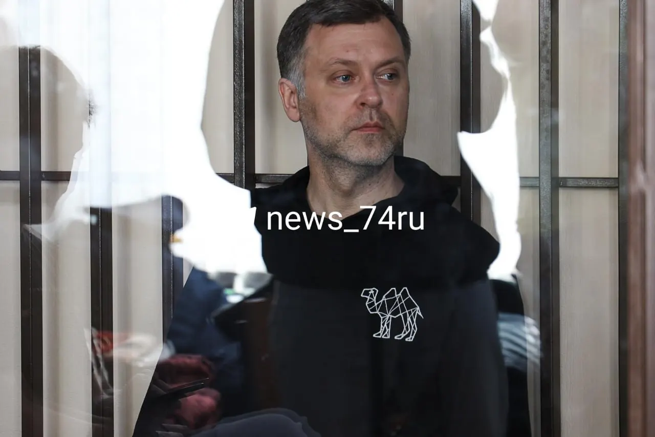 Суд продлил меру пресечения в виде содержания под стражей для бывшего вице-мэра по городскому хозяйству, обвиняемого в злоупотреблении полномочиями при заключении контрактов на устранение коммунальных аварий. Защита настаивает на надуманности обвинений и просит смягчить меру пресечения.