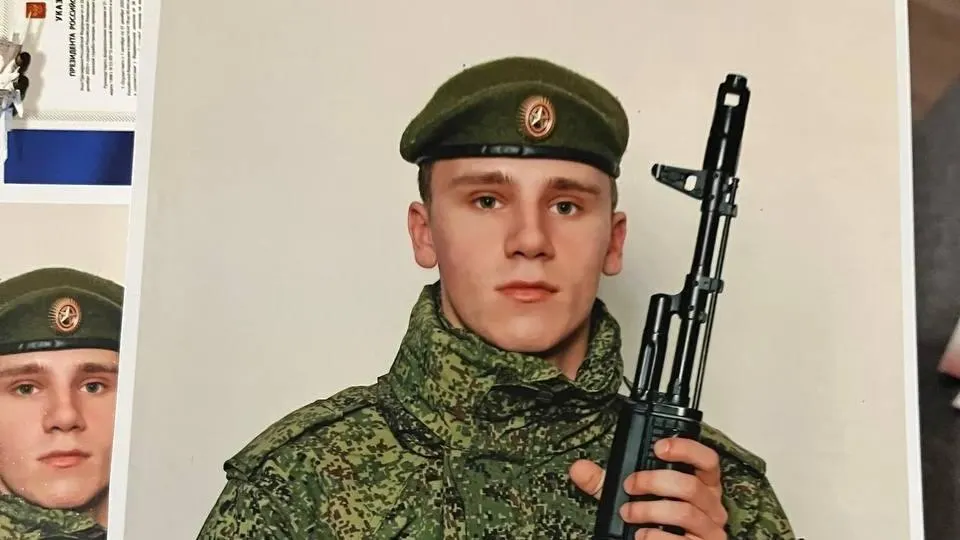 Любовь Пономарева утверждает, что её сын Кирилл не подписывал контракт, но был отправлен из части в Забайкальском крае через Домну и Улан‑Удэ в Ростов‑на‑Дону. Дело о переводе и контракте готовится к судебному разбирательству.