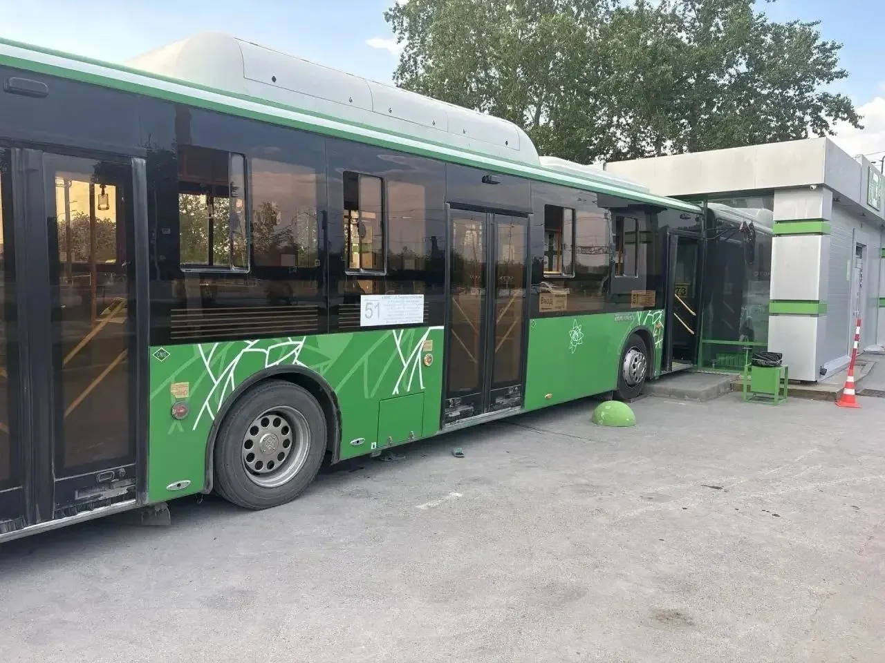 На конечной остановке на улице Космонавтов пассажирский автобус маршрута №51 начал движение сам по себе. Водительница пыталась остановить транспорт — она погибла, ей было 48 лет, сообщают в ГИБДД.