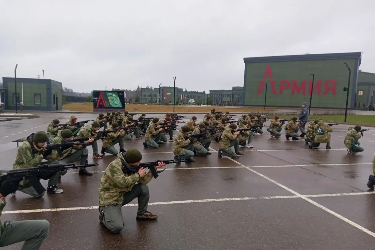 За пять лет на создание и содержание военно‑патриотических центров для обязательных школьных сборов направлено как минимум 50 млрд рублей: большая часть — на сеть «Авангард» и центры «Воин», планируется дальнейшее расширение.
