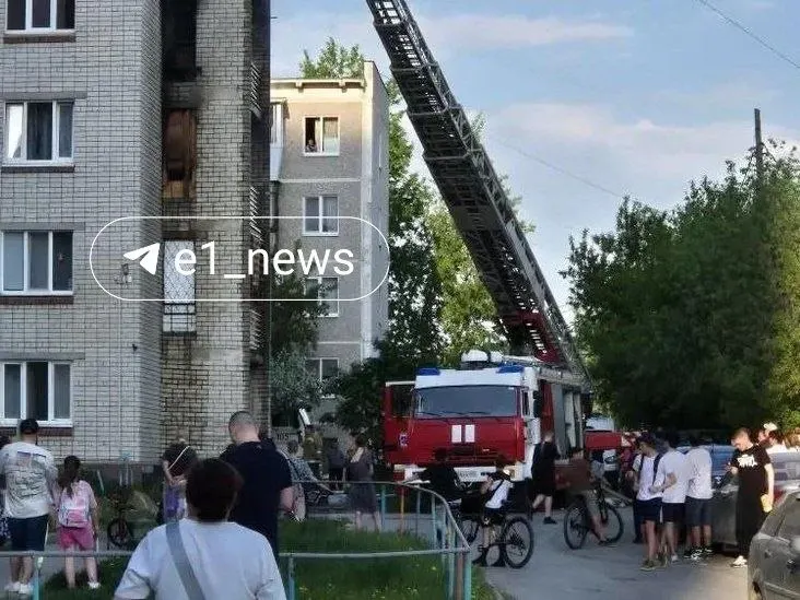 Огонь охватил балконы с 3 по 5 этажи в доме на ул. Мостовая, 53А. Эвакуированы 70 человек (15 детей), спасены пятеро, пострадавших нет.