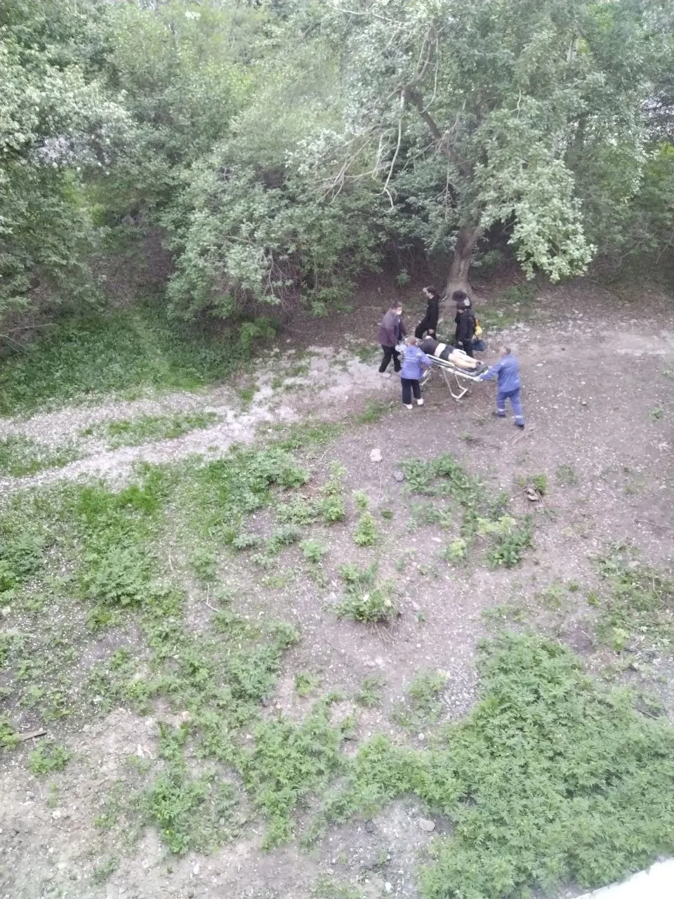 ЧП произошло вечером 21 мая на Сиреневом бульваре, 17. Пострадавшую госпитализировали с травмами шеи и правой руки.