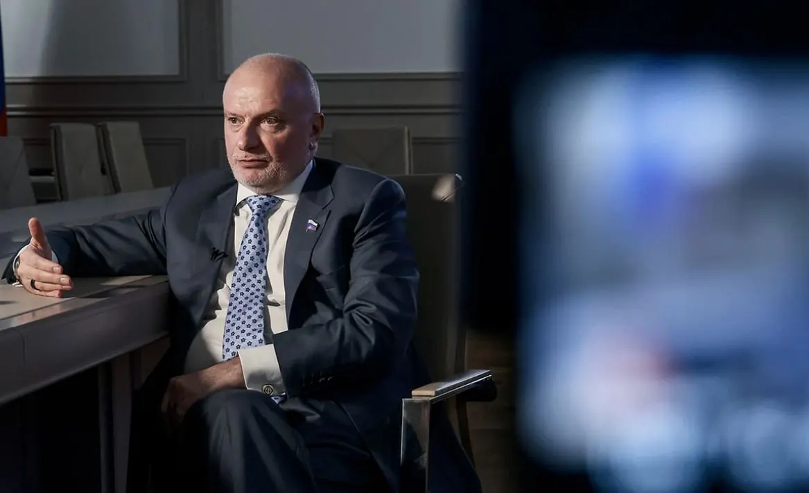 Глава комитета Совфеда Андрей Клишас заявил, что принятый закон позволит привлекать к административной ответственности россиян, совершивших нарушения за границей, и при этом обеспечит соблюдение их прав.