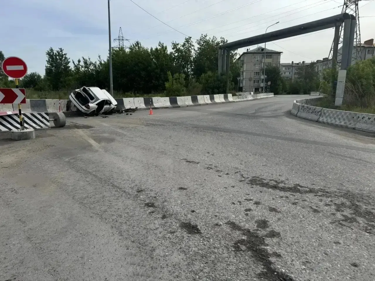 Иномарка врезалась в бетонные блоки на улице Малышева; водитель и двое пассажиров были в состоянии опьянения, а в багажнике обнаружили ещё одного человека.