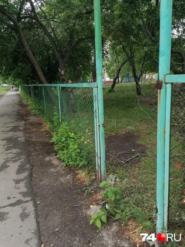 Вечером 27 мая в Челябинске группа молодых людей с помощью болтореза срезала часть ограждения возле школы. Директор обратился в полицию, ведётся проверка.