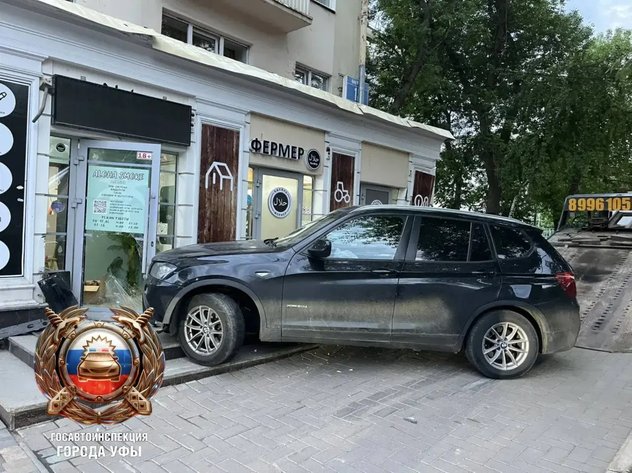 На улице Галле в Уфе машина въехала в жилой дом. По счастливой случайности люди не пострадали.