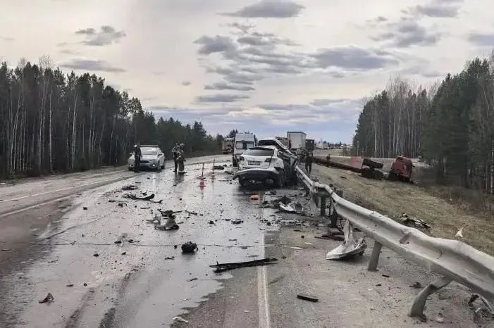 На 401-м километре федеральной трассы произошло серьёзное ДТП: два большегруза и Mazda столкнулись, проезжая часть полностью перекрыта, есть пострадавшие.