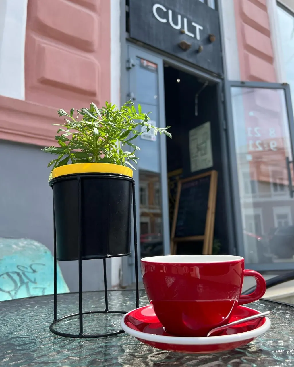 Заведение и соседний Cult Jazz Bar приостанавливают работу: эти выходные — последние дни. Владелец отметил, что музыкальный проект, вероятно, временно приостанавливается.