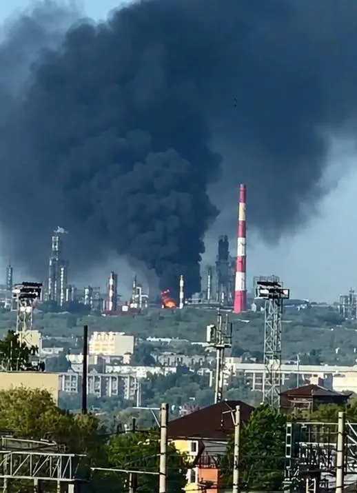 Ночью дроны ударили по Сызрани и районам Белгородской области: в Сызрани двое погибших и пострадавшие, над Сызранским НПЗ зафиксирован чёрный дым; в Белгородской области трое ранены. Минобороны сообщает о перехвате 121 БПЛА.