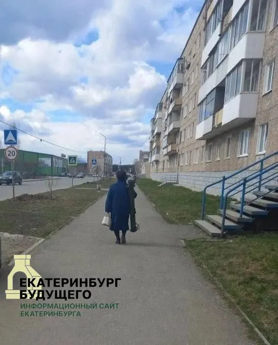 Прохожие испугались, но сотрудница музея пояснила, что просто несла манекен/экспонат домой, так как учреждение было закрыто на выходных.