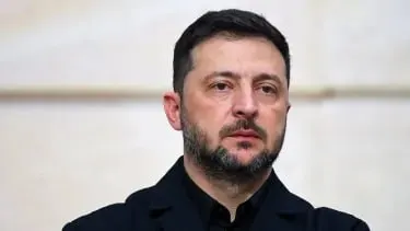 Президент Украины заявил, что российские войска продолжают активные боевые действия несмотря на объявленные перемирия: фиксируются сотни обстрелов, десятки штурмов и тысячи ударов дронов; Украина пока отвечает сдержанно, но обещает зеркальную реакцию при эскалации.