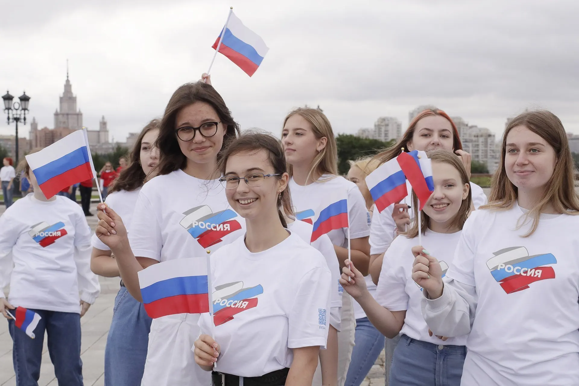 Бюджет нового федерального проекта на 2025–2030 годы вырастает на сотни миллиардов рублей, в то время как методики подсчёта «патриотических» показателей основаны на суммировании охватов и посещений, что искажает результат.
