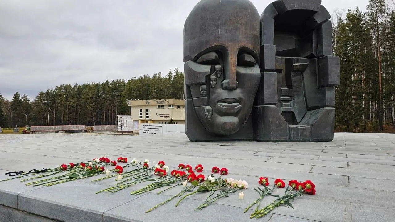 30 мая в 13:00 у Мемориального комплекса памяти жертв политических репрессий состоится гражданская панихида. Для жителей Екатеринбурга организованы бесплатные автобусы.