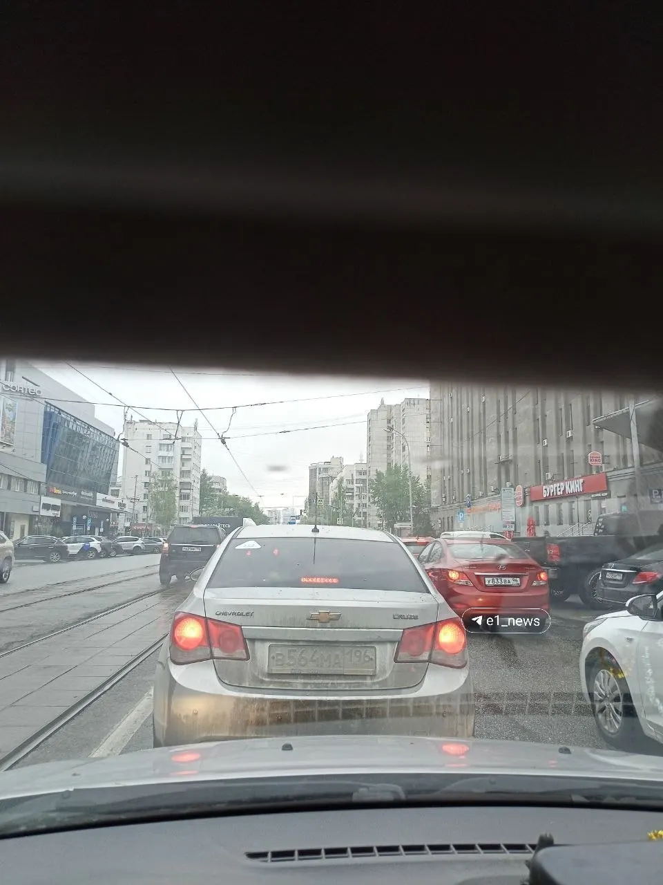 Жители сообщают о заторах, которые начались ещё вчера. На фото — текущая обстановка на улице Малышева в Екатеринбурге.