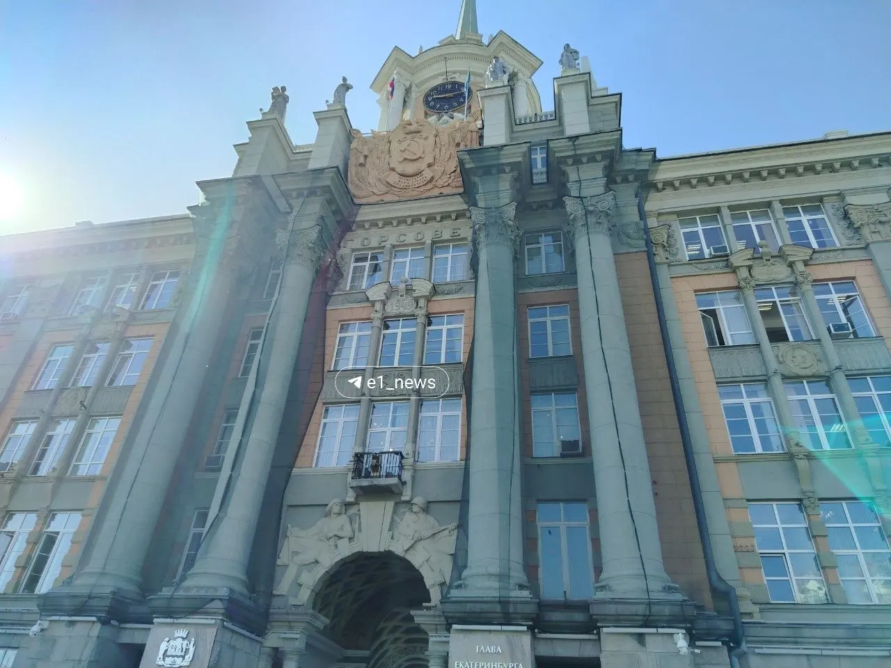 Мэрия перекрыла главный вход и оградила колонны защитными сетками после падения части козырька.