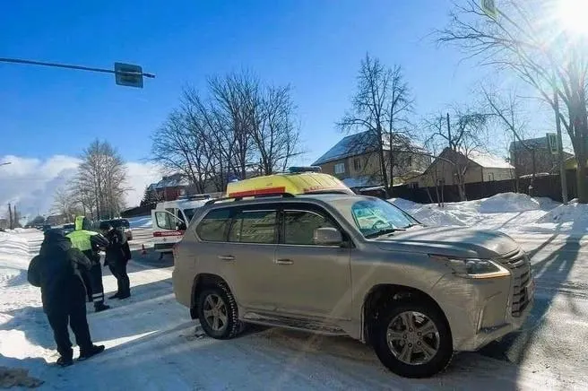 23 февраля водитель Lexus сбил и протащил несколько метров 13-летнего мальчика на пешеходном переходе. Суд признал его виновным и назначил 1,5 года ограничения свободы, лишил прав и обязал выплатить семье пострадавшего 500 тыс. рублей.