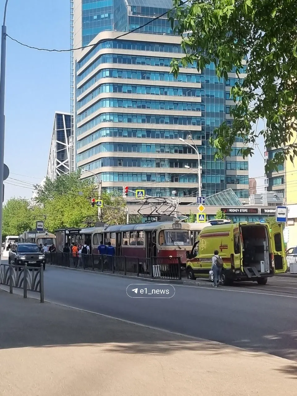 Очевидцы сообщают, что женщина упала между двумя вагонами на остановке; на месте работала бригада реанимации.