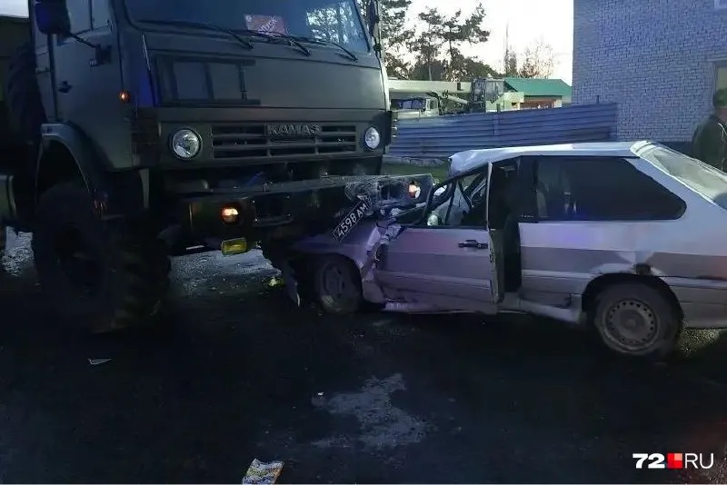 7 мая вечером на улице Ратной в Тюмени легковой автомобиль врезался в военный КАМАЗ — пострадал 24‑летний курсант Тюменского высшего военно‑инженерного командного училища.