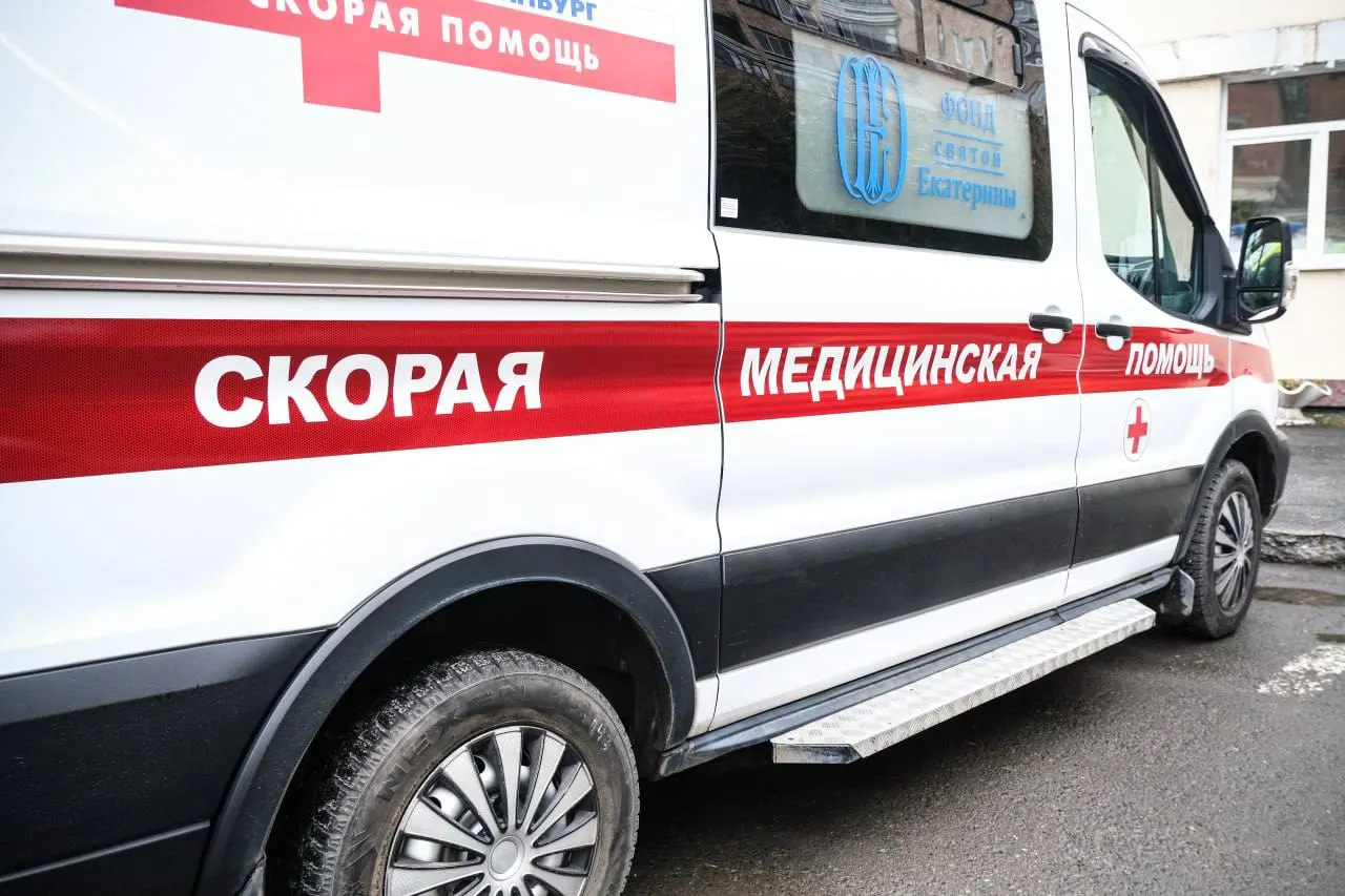 Мужчина рассказал, что сначала на него напал сотрудник полиции, затем — другой человек с символикой «Z». Пострадавший предполагает черепно‑мозговую травму, сотрясение и частичную потерю слуха; он пообещал продолжать публикации, но считает, что нападавшие останутся безнаказанными.