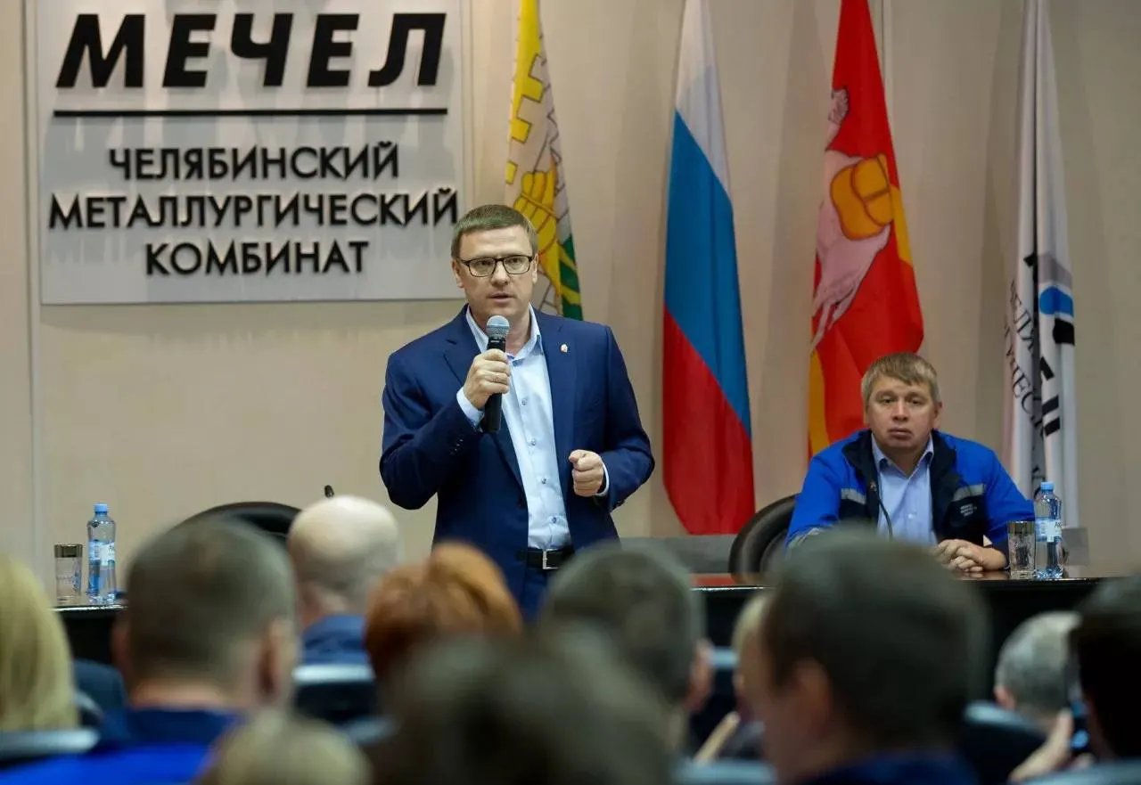 Ведомство заявляет, что ЧМК и «Мечел‑Кокс» дают значительный вклад в превышения ПДК по оксиду углерода, пыли, РМ2,5 и нафталину; компании оспаривают методики проверок.
