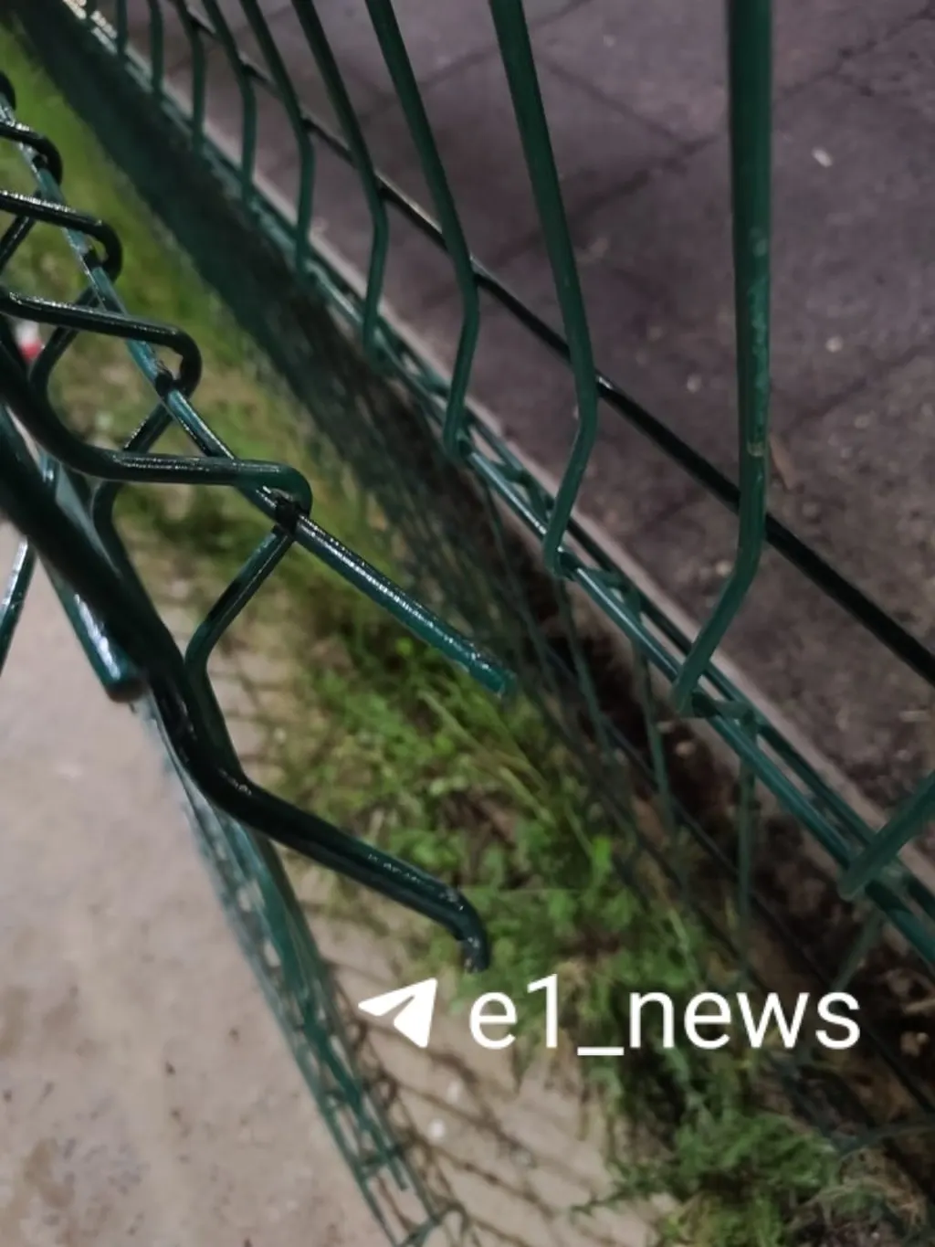 В Екатеринбурге ребёнок получил проникающее ранение руки из‑за выступившего элемента забора. Управляющая компания демонтировала повреждённые детали и проводит проверку.