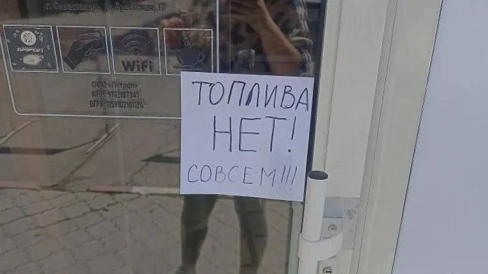 С 31 мая в аннексированном Крыму вводят талонную систему на АИ‑95 и ограничение розничной продажи АИ‑92 до 20 литров на одно транспортное средство. Меры связаны с перебоями в работе НПЗ и нарушениями логистики.