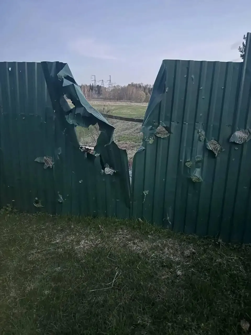 В Волоколамском округе в результате атаки беспилотника погиб 77‑летний мужчина. В Московской и Ленинградской областях отражены десятки атак: в Приморске горел морской порт, в Петербурге наблюдались перебои с мобильным интернетом. Минобороны заявило о более чем 330 сбитых БПЛА.