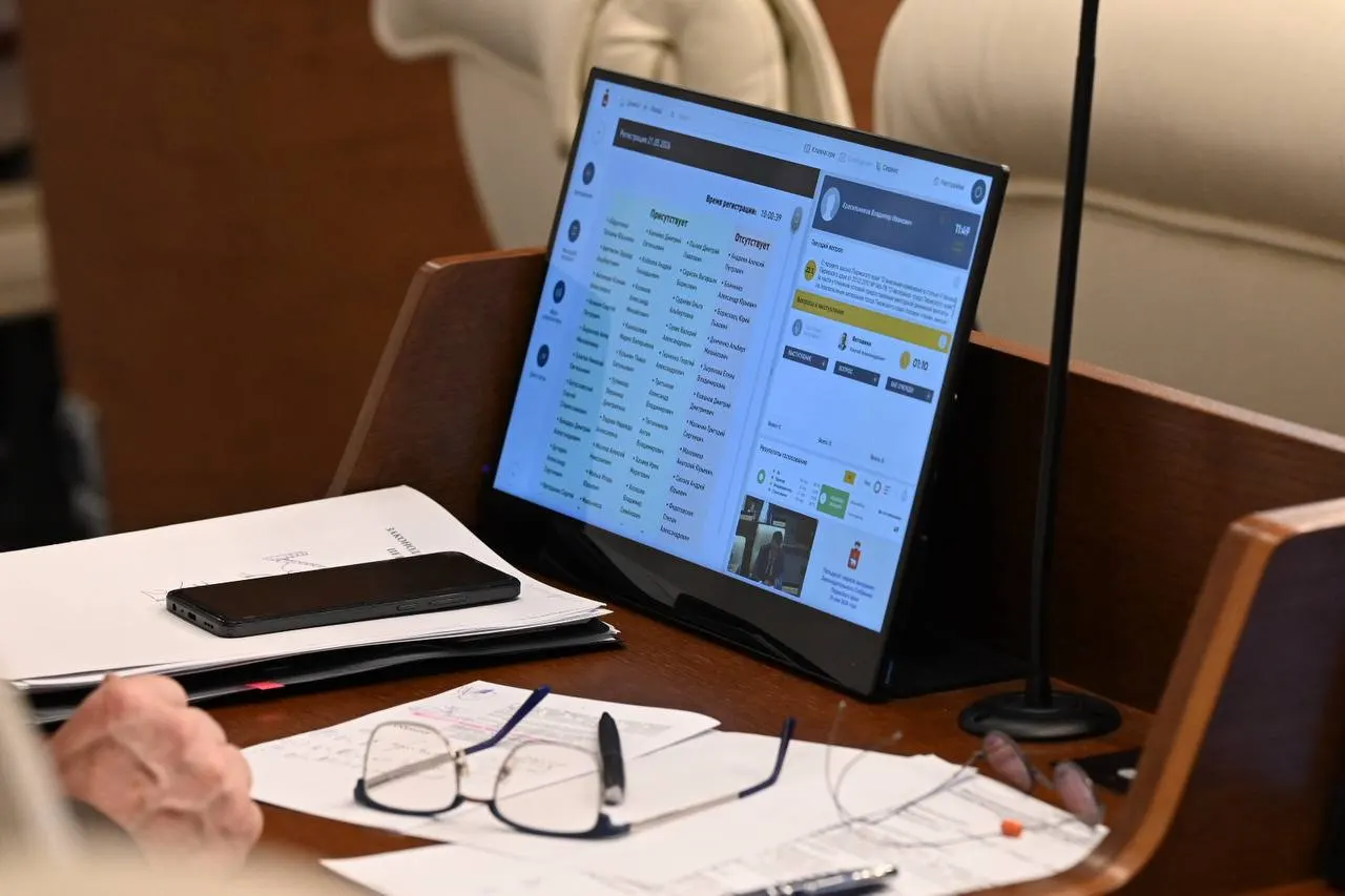 Законопроект, принятый в первом чтении, позволит демобилизованным оформлять соцконтракт без учёта дохода семьи; для участников СВО с инвалидностью I–II группы такая поддержка распространится и на супругов. Также предлагают продлить компенсации за ЖКУ для работников в сельской местности до конца 2029 года.