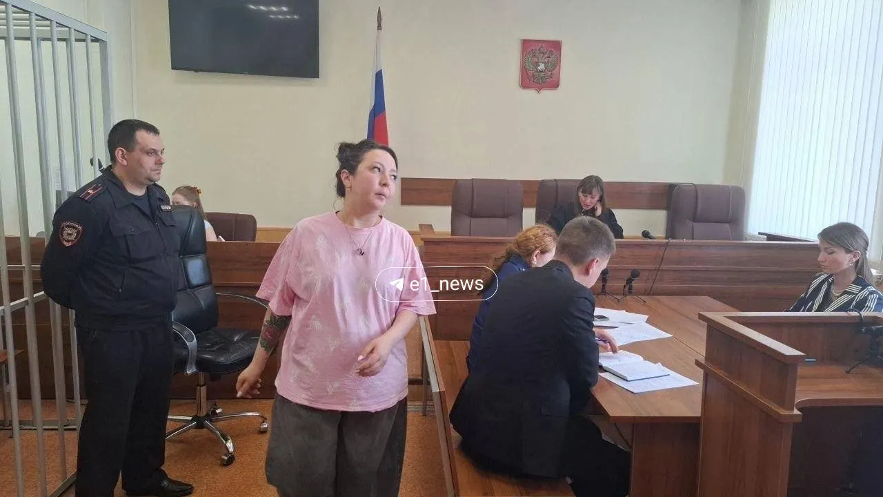 В суде 33‑летняя Алсу Николаева заявила, что живёт с обвиняемым Алимом Маматовым и охарактеризовала его как заботливого человека; по её словам, инцидент с избиением произошёл в разгар конфликта, когда подросток пытался заступиться за мать.