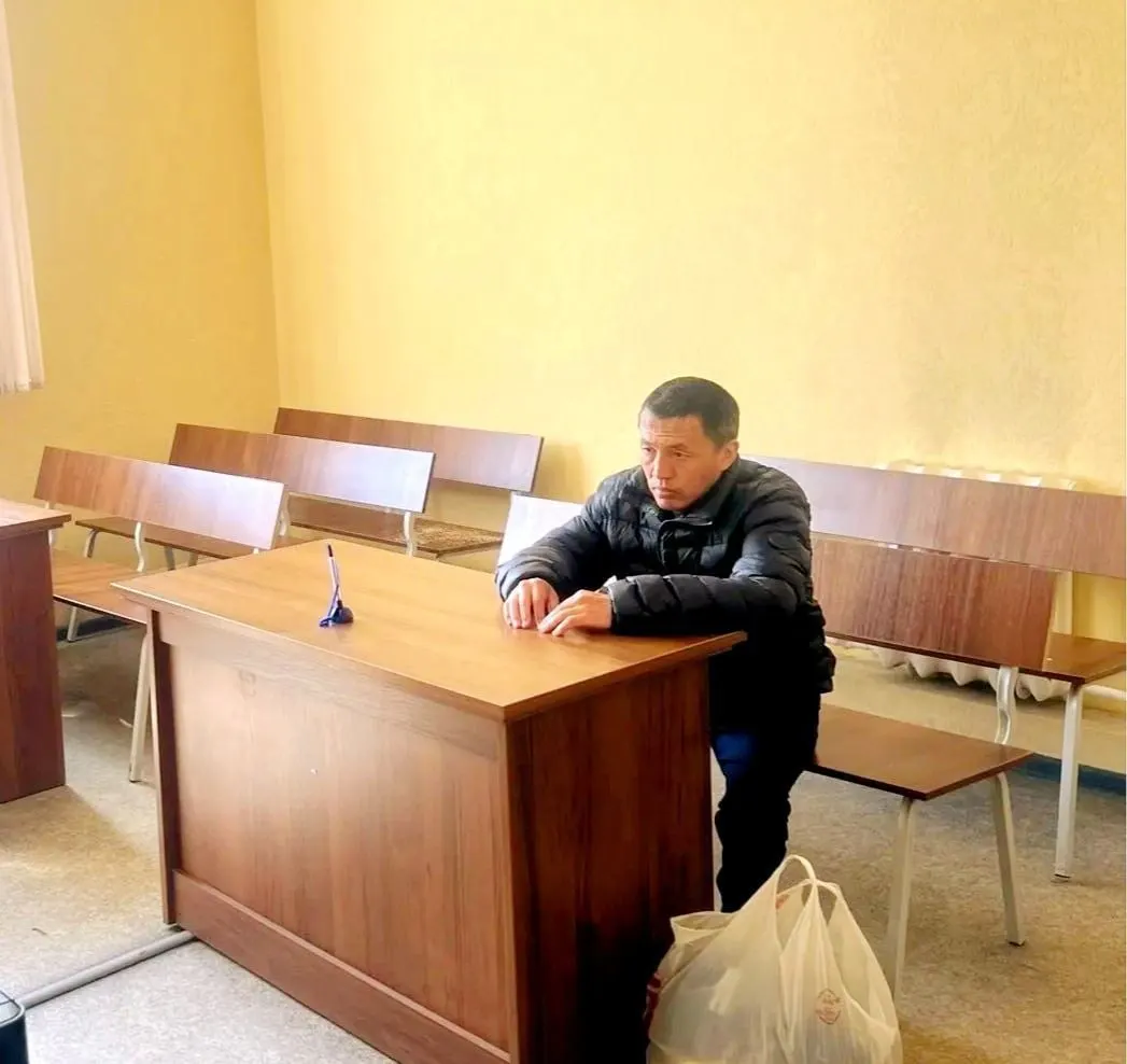Свердловский облсуд уменьшил срок административного ареста 42‑летнему оренбуржцу Серике Таспакову с 14 до 4 суток по статье о мелком хулиганстве. Инцидент произошёл 1 мая на «Екатеринбург Арене», когда мужчина попытался приблизиться к губернатору.