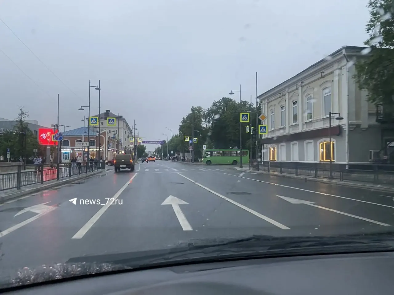На перекрёстке улиц Ленина и Первомайской в Тюмени отключён светофор. Причины выясняются, участникам движения рекомендуется соблюдать осторожность.
