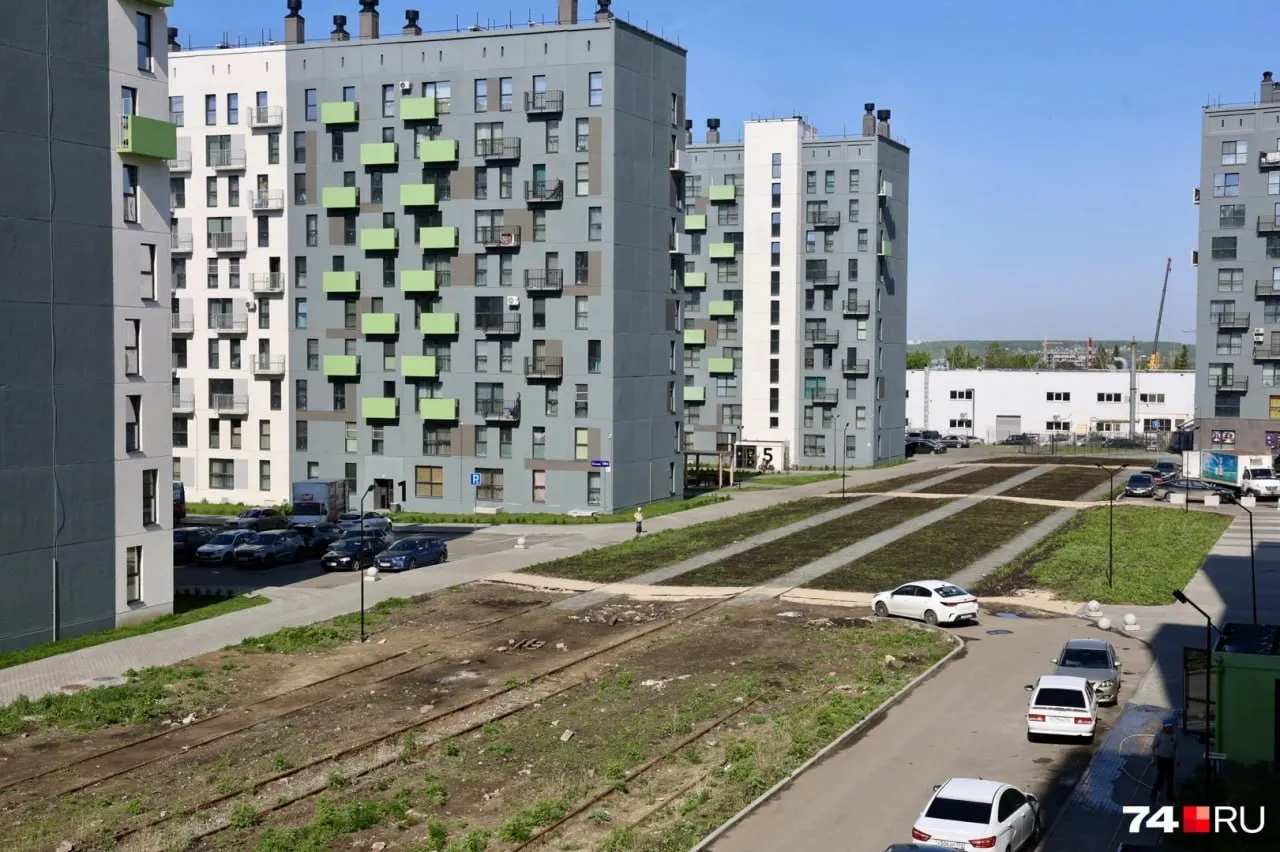 Жители ЖК «Никс-Лайн на Блюхера» жалуются, что на месте обещанного прогулочного бульвара остались старые железнодорожные пути. Устранить их возможно только после оформления сделки с РЖД — ожидаемый срок признания рельсов непрофильными объектами — конец 2026 года.