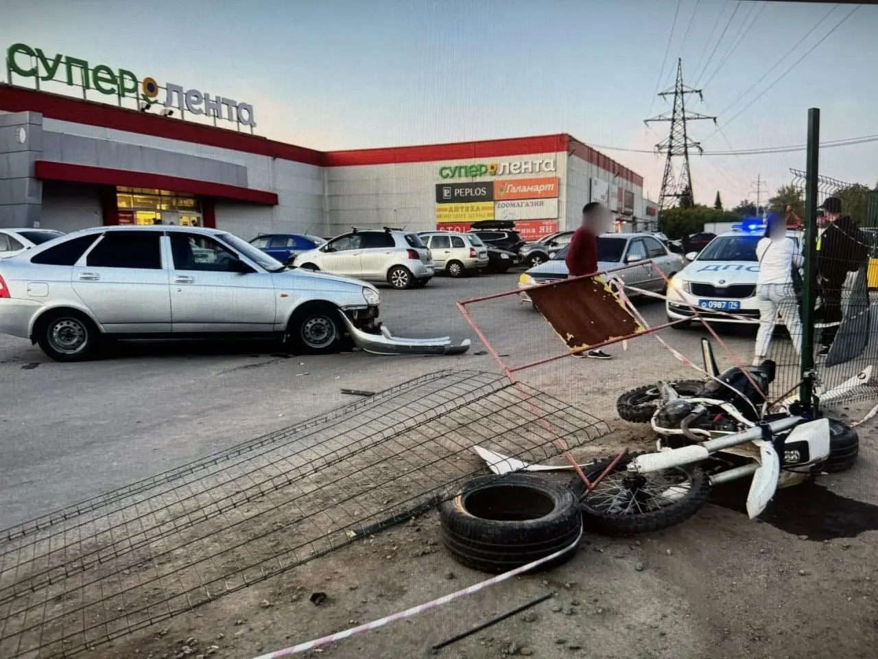 Вечером 17‑летний водитель питбайка столкнулся с «Приорой»: мотоцикл влетел в ограждение ямы, подросток пострадал. У него не было прав нужной категории.