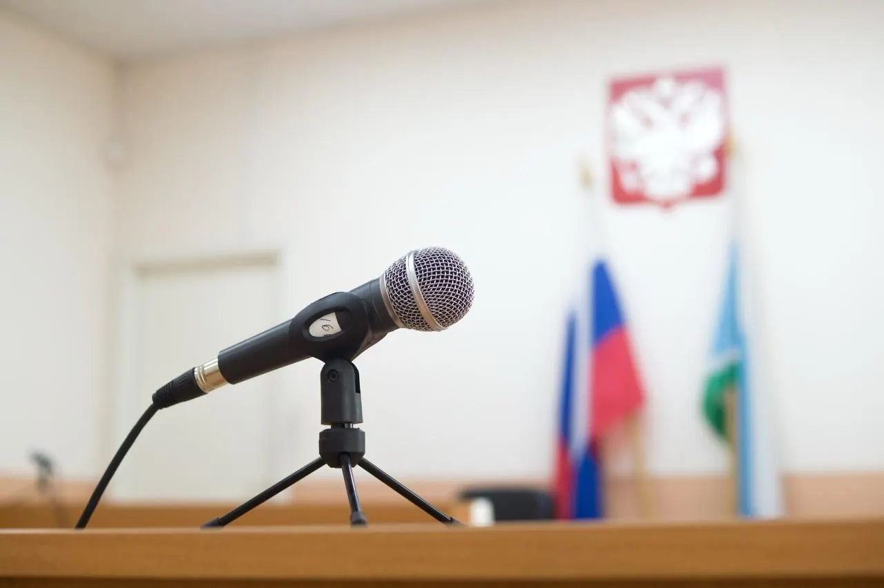 Мужчине, жившему с женой и дочерью в Краснотурьинске, запретили въезд в Россию на три года и приняли решение о депортации; из‑за отсутствия авиасообщения его содержат в центре для иностранных граждан.