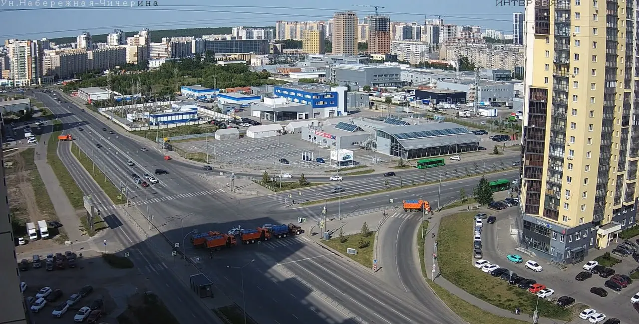 До 16:00 на Университетской набережной временно ограничено движение: проходит массовый забег, участники продолжают преодолевать дистанции.