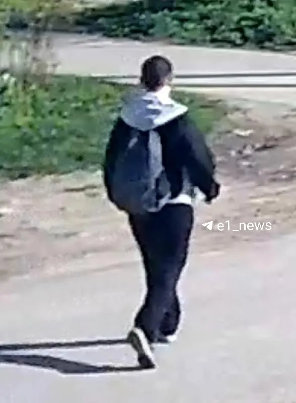 Матвей, 14 лет, приехал в Екатеринбург, оставил записку и исчез. Его обнаружили сотрудники полиции, родители едут к нему. Причины внезапного отъезда пока неизвестны.