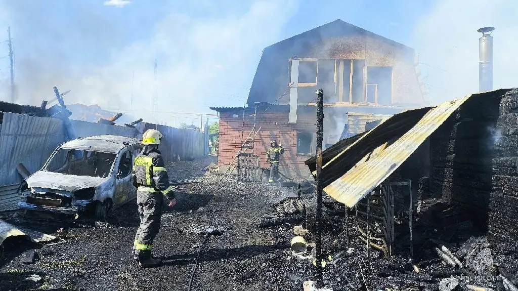 В Челябинске на хуторе Миасском произошёл пожар: деревянный дом выгорел дотла, пламя перекинулось на соседние постройки, сообщили в МЧС.