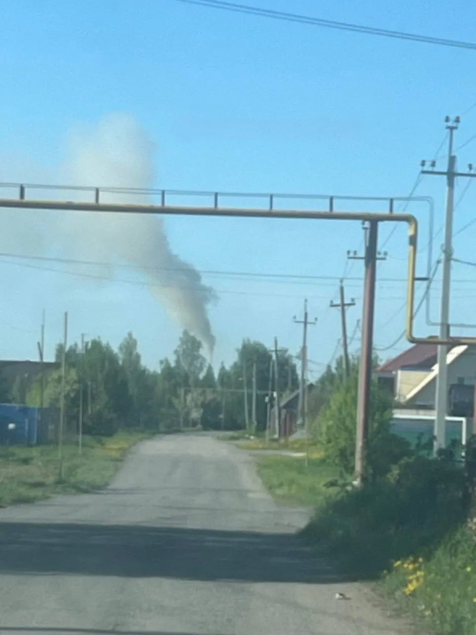 Жители деревни говорят, что дым и резкий запах от соседнего асфальтобетонного предприятия появляются по нескольку часов дважды в день. В Минэкологии отмечают, что завод на частной территории; люди продолжают жаловаться в разные инстанции.
