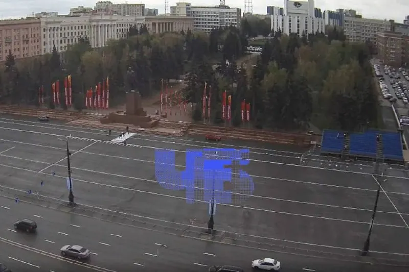 В Челябинске устанавливают трибуны и флаги; власти обещают завершить подготовку к репетиции 7 мая, несмотря на предупреждения о «беспилотной опасности» и перебоях связи.