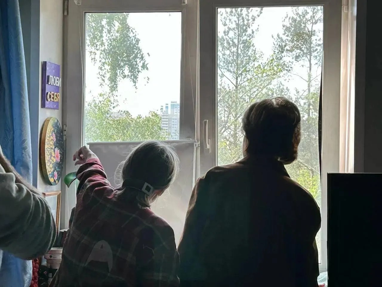 В ночь атаки беспилотников в Московской области один дрон врезался в частный дом в Химках — есть погибшая и раненый, ещё один беспилотник повредил многоквартирный дом; по стране за ночь отбили 555 БПЛА.